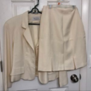 Cream skirt suit size 6P